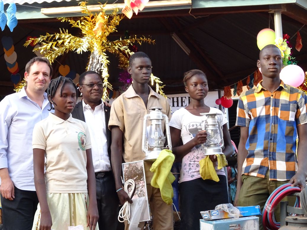 Remise symbolique des dons lors de la Fête de Noël à St Dominique